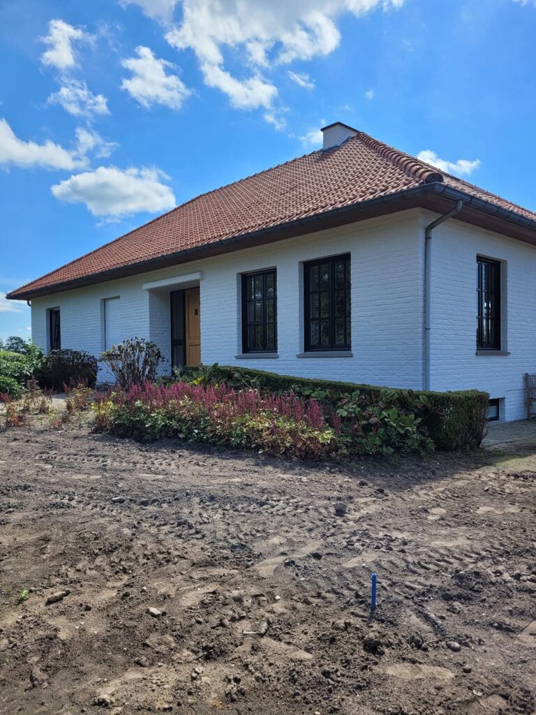 Na schilderwerken witte gevel bakstenen woning - SG Projects Mol